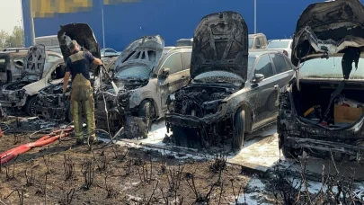 AVM’nin otoparkında çıkan yangında 8 araç zarar gördü