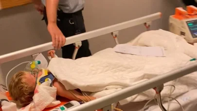 Babasının kullandığı traktörün altında kalan Batu, ağır yaralandı