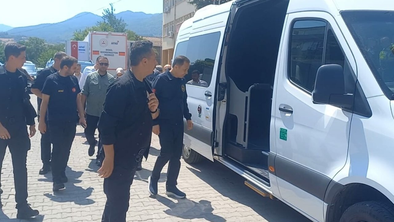 Bakan Yerlikaya, depremin vurduğu Balıkesir'de