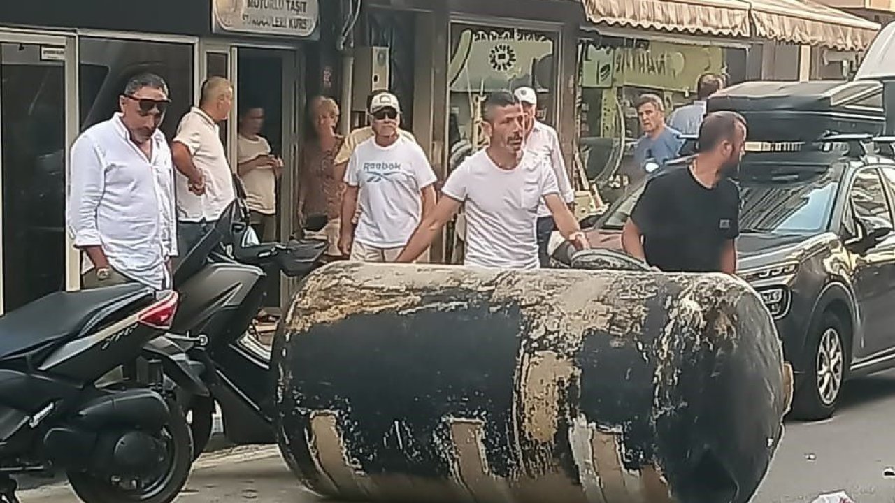 Balıkesir'de kuvvetli rüzgar, 4 tonluk su deposunu caddeye uçurdu