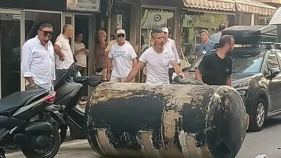 Balıkesir'de kuvvetli rüzgar, 4 tonluk su deposunu caddeye uçurdu