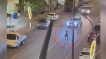 Bıçakla araçlara saldıran şüpheliye biber gazlı müdahale kamerada
