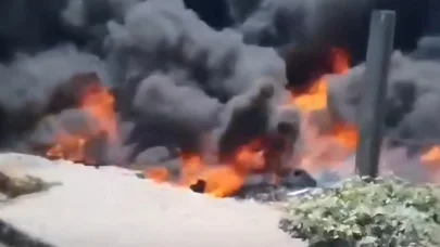 Boş arazide alev alan çöpler, 2 evi yakıyordu