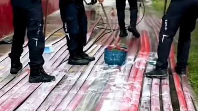 Bursa itfaiyesi ekipmanlarından yangının izlerini temizledi; o anlar kamerada