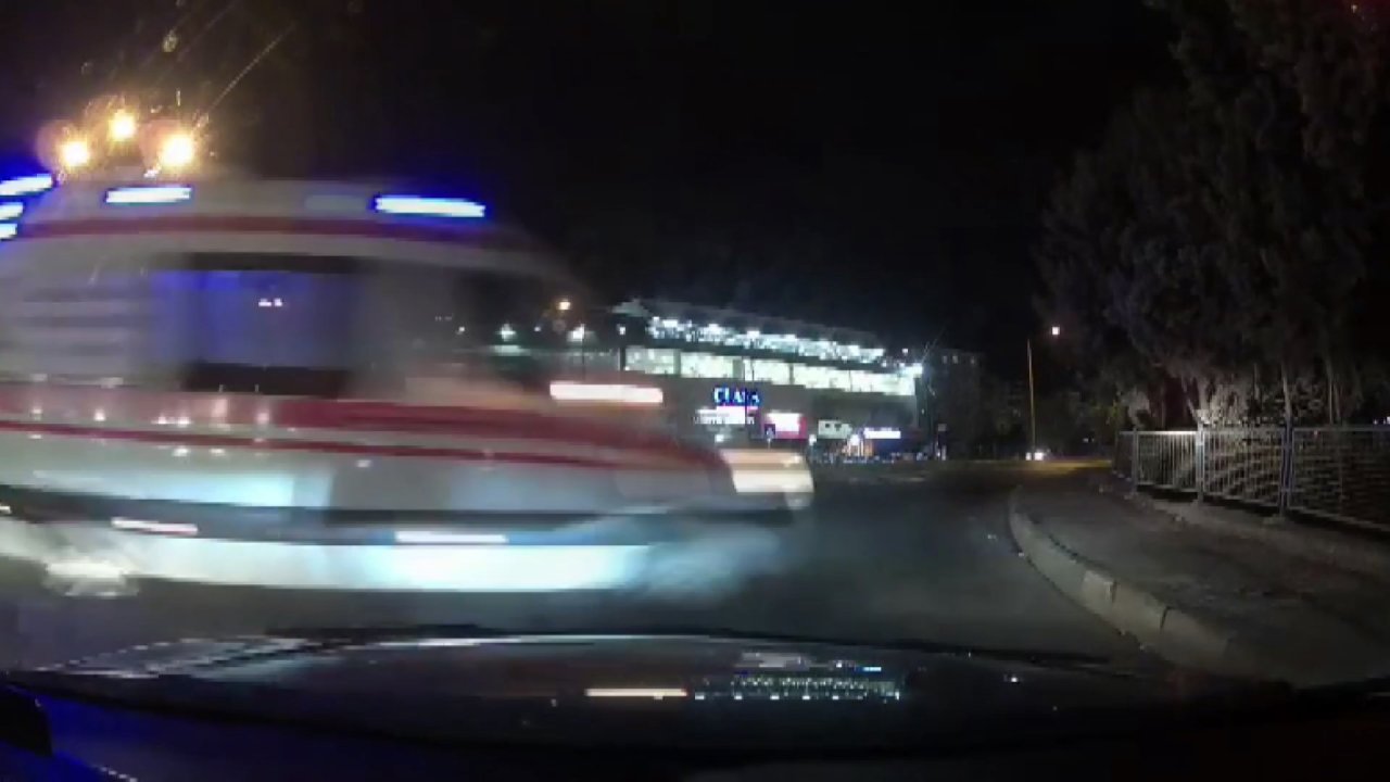 Bursa'da kamyonet ile hasta nakil ambulansı çarpıştı; 1 ölü, 4 yaralı