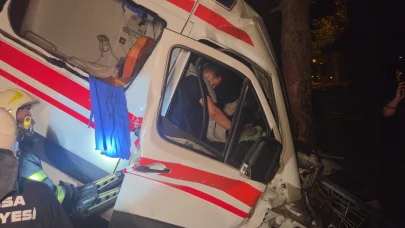 Bursa’da kamyonet ile hasta nakil ambulansı çarpıştı; 5 yaralı