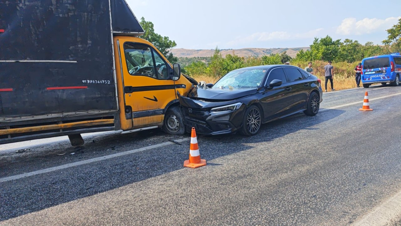 Bursa’da otomobil ile kamyonet kafa kafaya çarpıştı; 6 yaralı