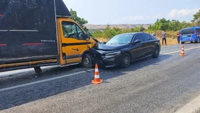 Bursa’da otomobil ile kamyonet kafa kafaya çarpıştı; 6 yaralı