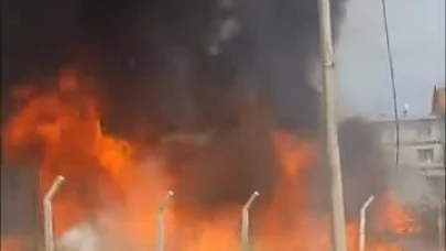 Bursa'daki yangında atık malzemeler alev alev yandı