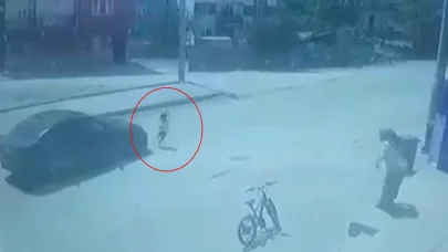 Caddeye koşarak çıkan çocuğa otomobilin çarptığı kaza kamerada