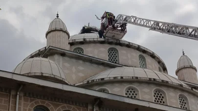 Cami kubbesinde ayağı sıkışan leylek kurtarıldı