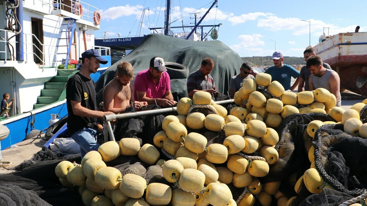 Çanakkale'de balıkçılar av sezonu öncesi son hazırlıklarını yapıyor