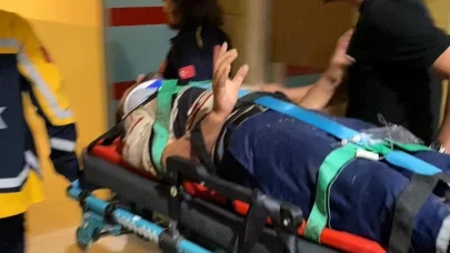 Devrilen traktörün sürücüsü ağır yaralandı