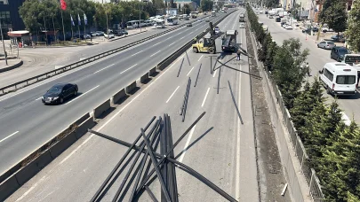 Dilovası'nda TIR’daki profiller yola düştü; İstanbul istikameti ulaşıma kapandı