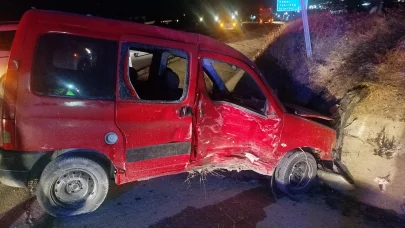 Edirne’de 2 hafif ticari araç çarpıştı: 1’i ağır 2 yaralı