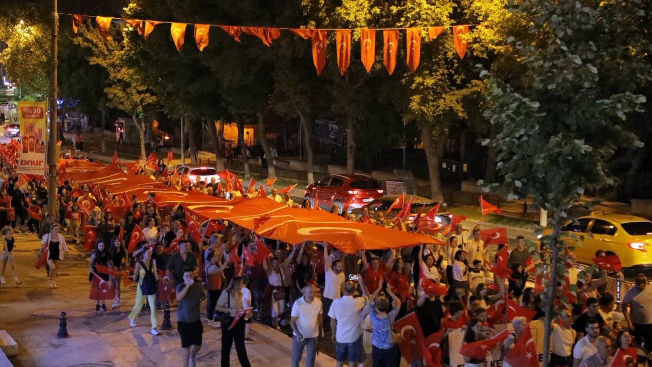Edirne'de 30 Ağustos Zafer Bayramı kapsamında, fener alayı yürüyüşü yapıldı