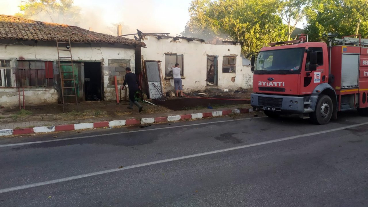 Edirne'de çıkan yangında bir ev yandı, iki yapı hasar gördü