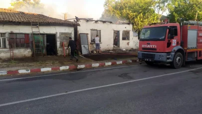 Edirne'de çıkan yangında bir ev yandı, iki yapı hasar gördü