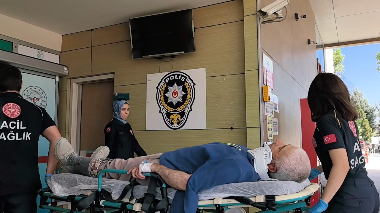 Elektrik direğine çarpan kamyonetteki 3 kişi yaralandı