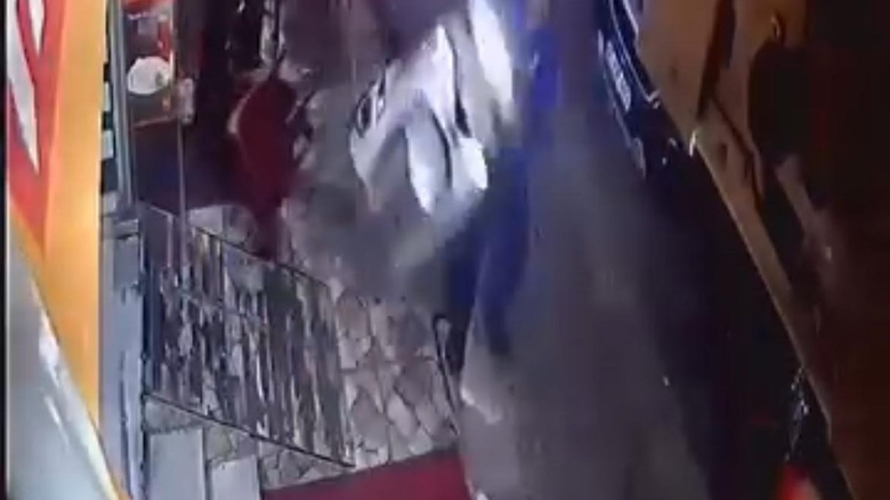 Gazın verildiği motosiklet, masa ve sandalyelere çarptı; o anlar kamerada