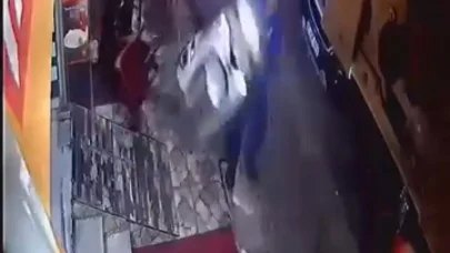 Gazın verildiği motosiklet, masa ve sandalyelere çarptı; o anlar kamerada