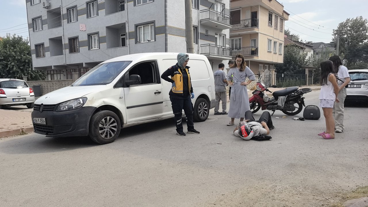 Hafif ticari araçla çarpışan motosikletin sürücüsü yaralandı