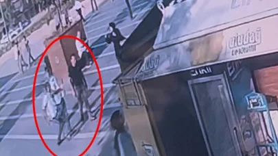Husumetlisini bıçak sapıyla darbetti; o anlar kamerada