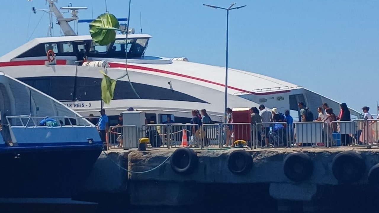 İDO feribotu kayaya çarptı; yolcuların panik anları kamerada