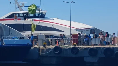 İDO feribotu kayaya çarptı; yolcuların panik anları kamerada