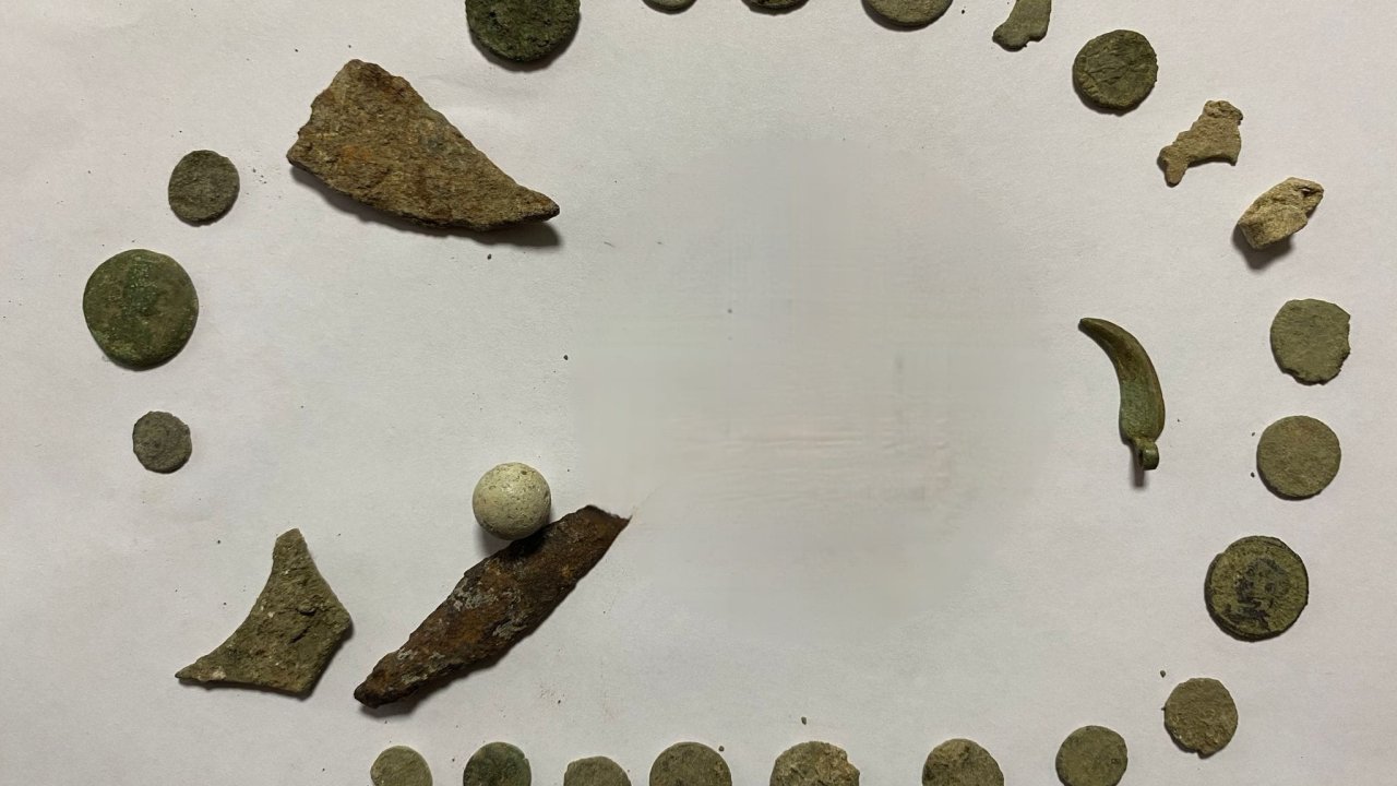 İnegöl’de durdurulan otomobilde 27 sikke ele geçirildi