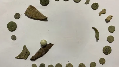 İnegöl’de durdurulan otomobilde 27 sikke ele geçirildi