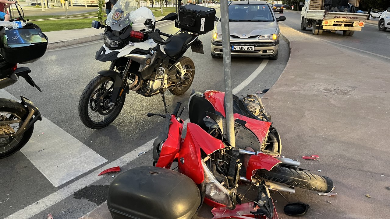 İzmit'te motosiklet, yön levhasına çarptı; 2 yaralı