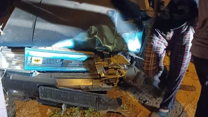 Jandarmadan kaçarken otomobille kaza yaptılar; 3 yaralı