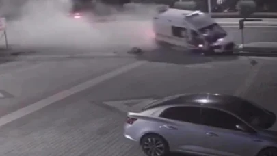 Kaldırıma çarpan ambulanstaki 3 sağlık çalışanı yaralandı; kaza kamerada