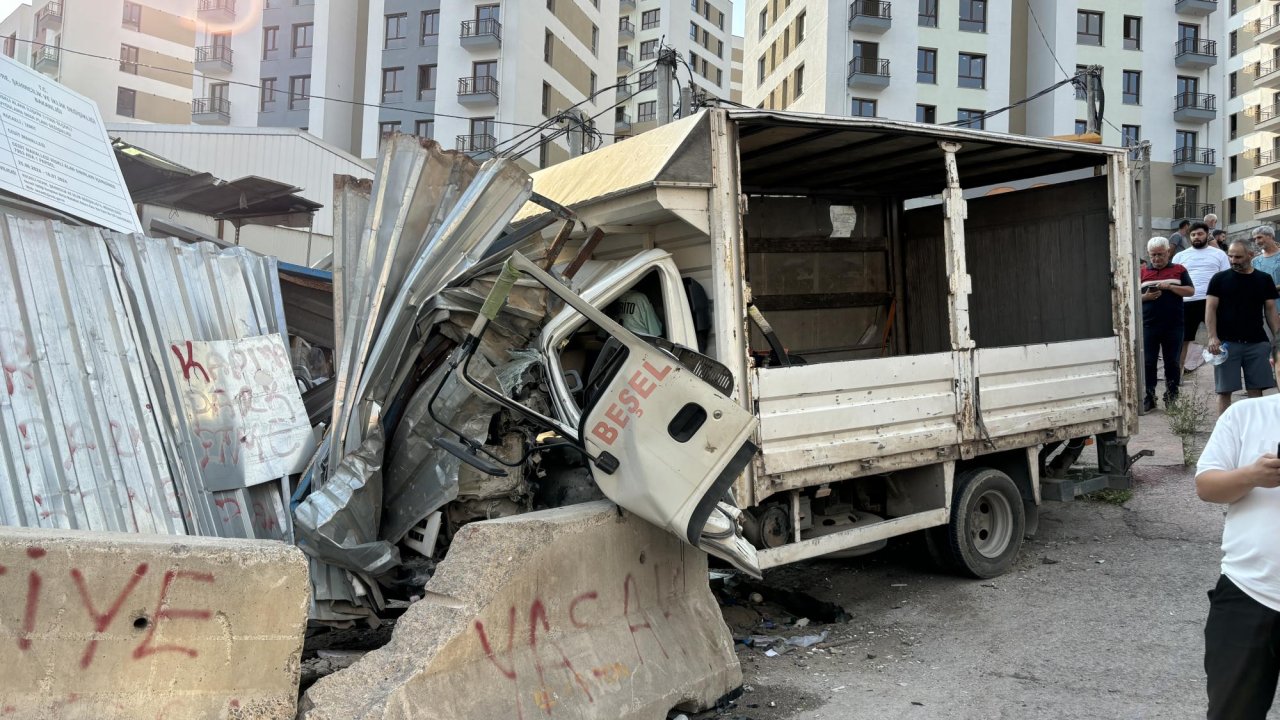 Kamyon beton bloğa çarptı; sürücü yaralandı