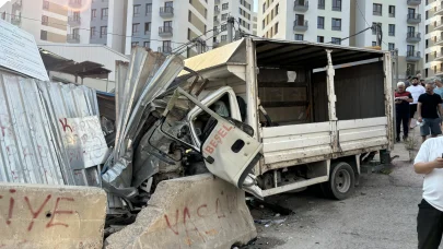 Kamyon beton bloğa çarptı; sürücü yaralandı