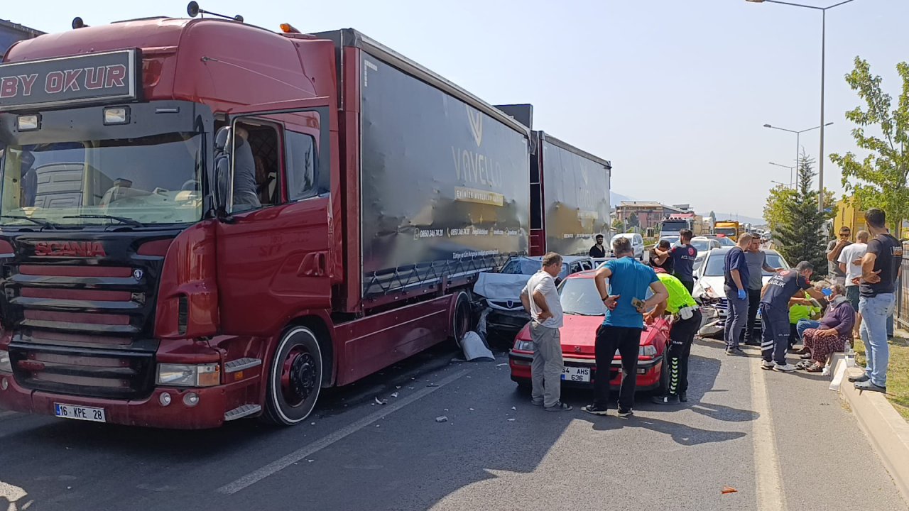 Kırmızı ışıkta bekleyen araçlara çarpan otomobilin sürücüsü ile eşi yaralandı