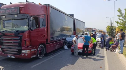 Kırmızı ışıkta bekleyen araçlara çarpan otomobilin sürücüsü ile eşi yaralandı