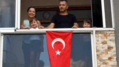 Konteynerden çıkardıkları bayrağı temizleyip evlerinin balkonuna astılar