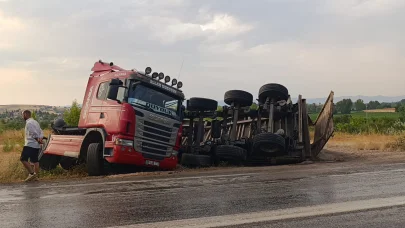 Kum yüklü TIR devrildi, sürücü yaralandı