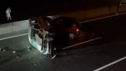 Lastiği patlayan otomobile hafif ticari araç çarptı, 2 çocuk yaralandı
