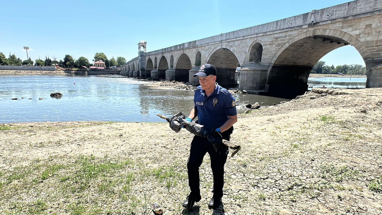 Meriç Nehri'nde sular çekildi, tarihi tüfek bulundu