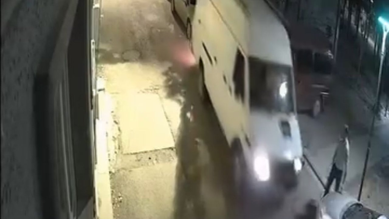 Minibüsüyle geri manevra yaparken, 2 otomobile çarpıp kaçtı; o anlar kamerada