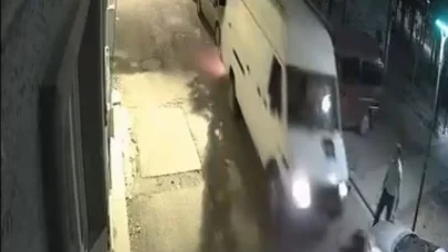 Minibüsüyle geri manevra yaparken, 2 otomobile çarpıp kaçtı; o anlar kamerada