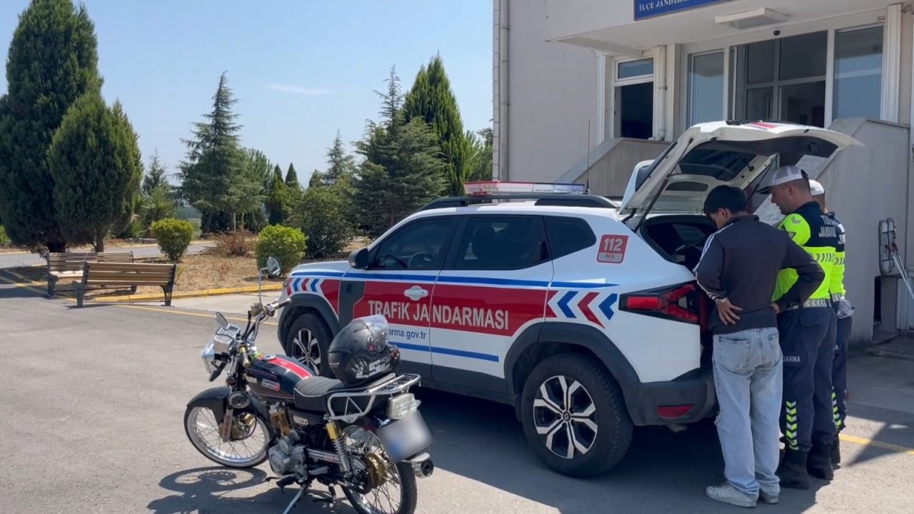 Motosikletini yüzüstü uzanıp kullanan sürücünün ehliyeti iptal edildi