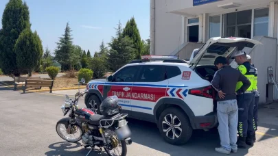 Motosikletini yüzüstü uzanıp kullanan sürücünün ehliyeti iptal edildi