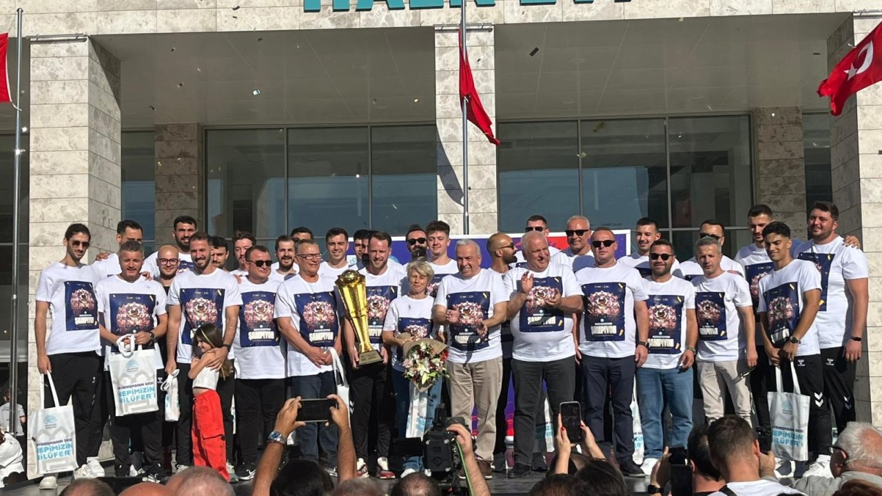 Nilüfer Belediyespor, Süper Kupa coşkusunu taraftarıyla kutladı