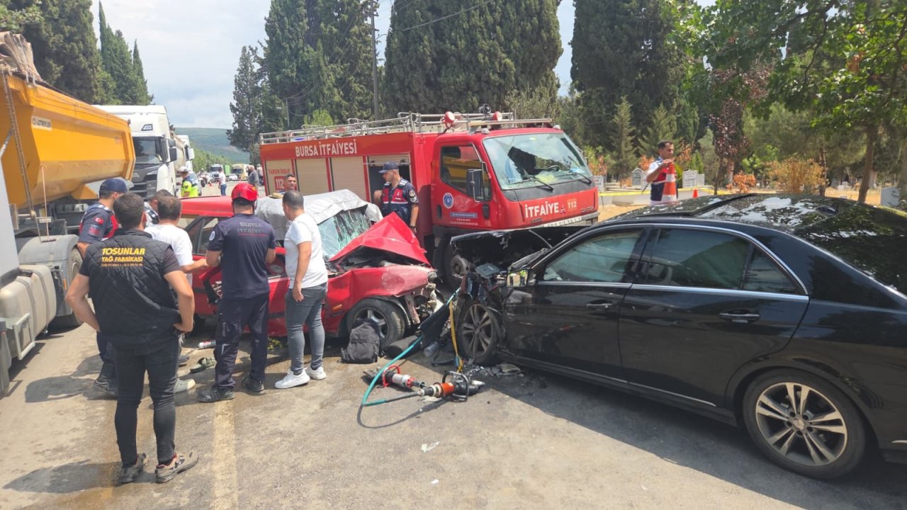 Önce duvara, sonra karşıdan gelen araca çarpan otomobilin sürücüsü öldü, 4 yaralı