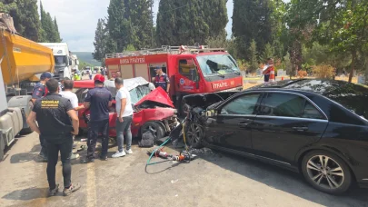 Önce duvara, sonra karşıdan gelen araca çarpan otomobilin sürücüsü öldü, 4 yaralı