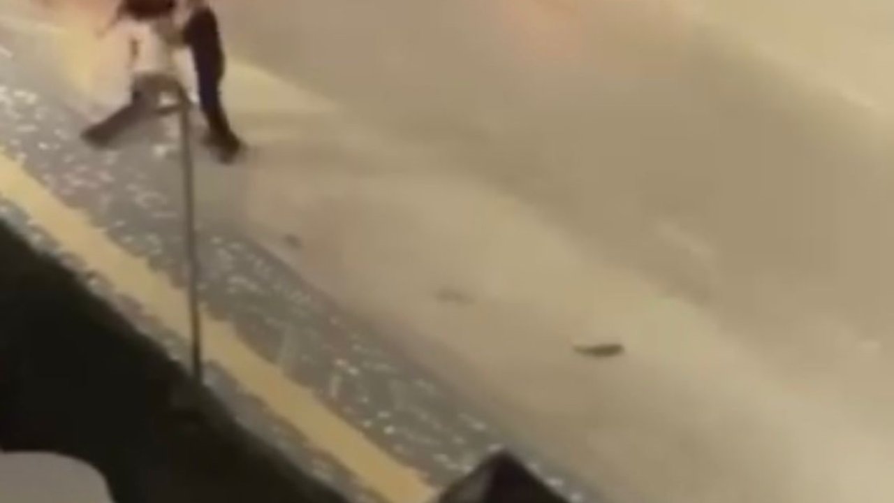 Önce kadını darbedip, ardından arkadaşının üzerine bıçakla yürüdü